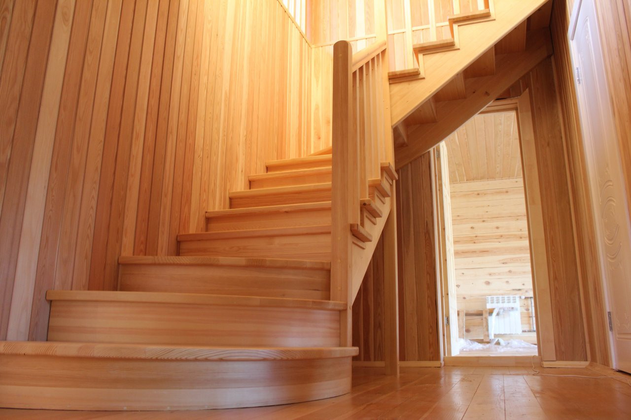 Лестница в доме из дерева