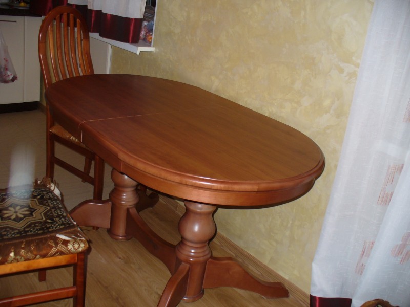 Кухонный стол стулья б у. Круглый стол даром. Стол кухонный даром. Стол даром круглый старый. Старый деревянный стол даром.