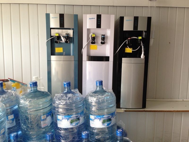 Вода 19 литров пермь. Бутилированная вода в офисе. Шкаф для бутилированной воды. Бутыль с водой в офисе. Производство бутилированной воды.