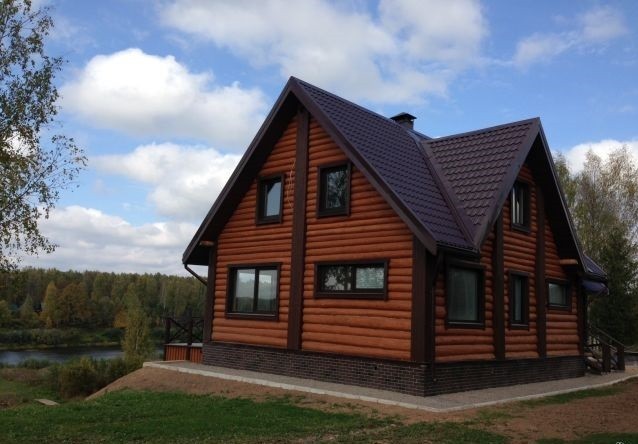 Дом в деревне новгородское. Новая деревня Великий Новгород. 2х этажный дом в деревне. Дом на берегу реки Мста. Дуброва деревня Новгородская область.