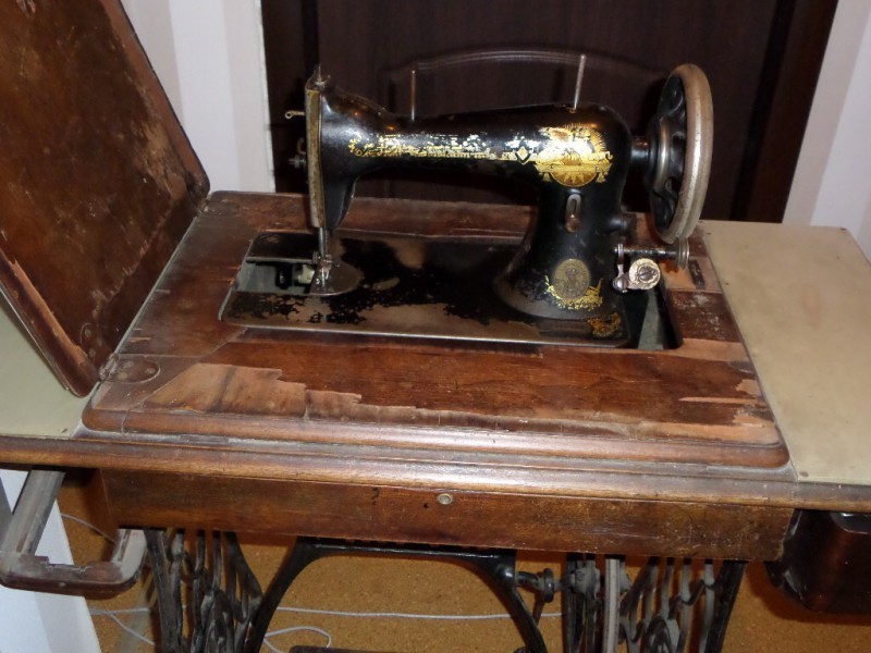 Сколько стоят старинные машинки. Швейная машинка Зингер 1911 года. Ножная швейная Singer 1911.