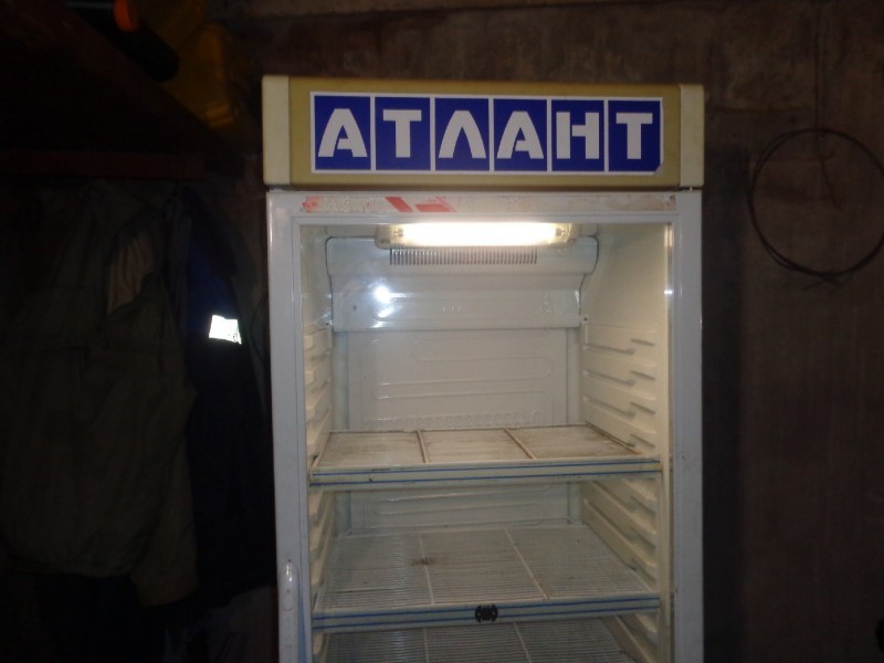 Хол атлант. Холодильный шкаф Атлант со стеклянной дверью Атлант. Шкаф холодильный Атлант со стеклянной дверью. Холодильник Атлант со стеклянной дверью. Холодильник Атлант промышленный.