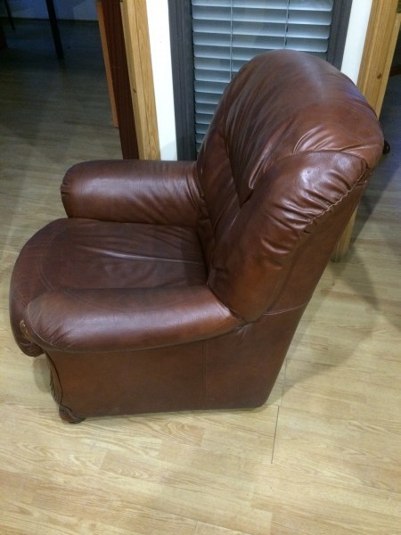 Кресло бу купить спб. Кресло кожаное раскладное. Кожаное кресло кровать. Кресло кожаное выкатное. Кожаные кресла для дачи.