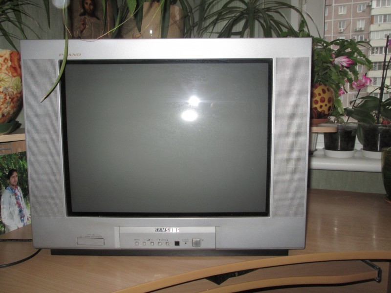 Купить бу телевизор в области. Телевизор самсунг 2000. Старый телевизор самсунг 2000. Телевизор самсунг 2002. Ламповый телевизор самсунг 2000 года.