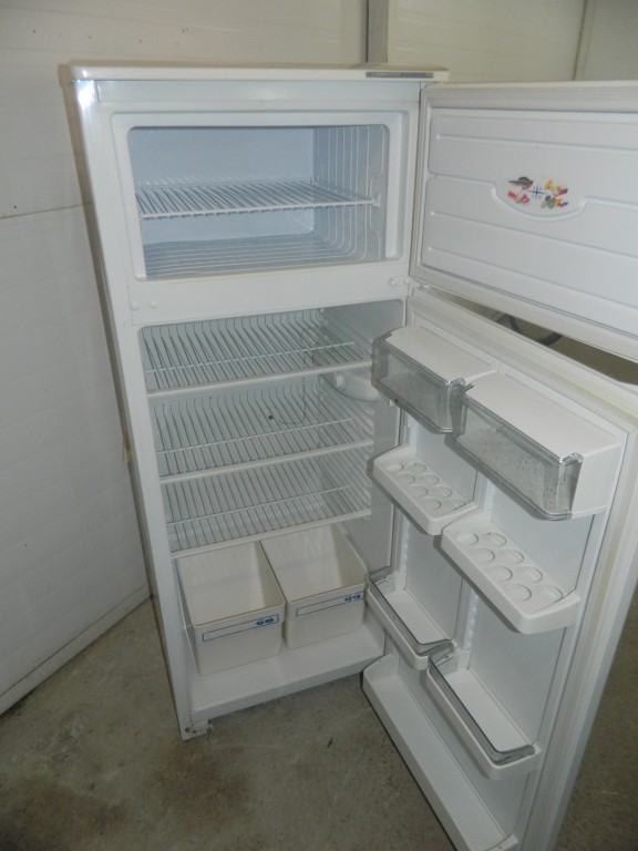 Холодильники б у частных. Холодильник Атлант 140 см. Холодильник Атлант Беларусь Минск однокамерный кш357. Холодильник Атлант б у. Атлант МХМ 1709.