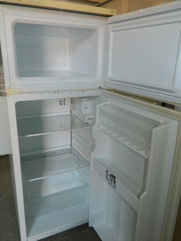 Продажа б у саратов. Саратов 259 холодильник. Холодильник Саратов КС-120. Холодильник Саратов 200 см. Холодильник Саратов 140 на 50.