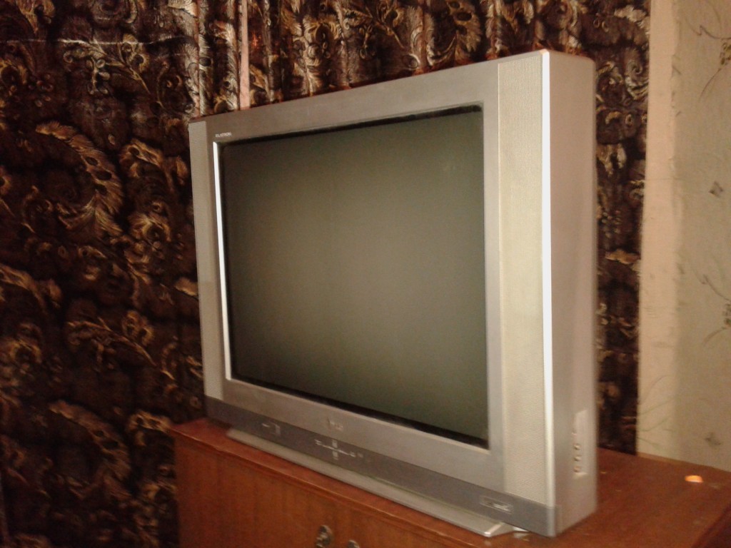 Телевизор челябинск 32. LG Flatron телевизор старый. Телевизор старого образца. Старый телевизор Оникс. Объявление телевизор.