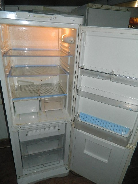 Холодильник индезит бу. Индезит 2 камерный холодильник. Индезит холодильник 3-х камерный.