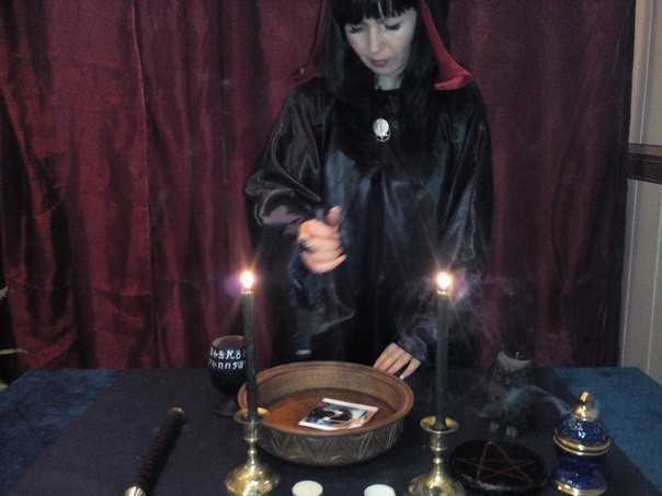 Сильные черные ритуалы. Ведьма приворот. Колдунья приворот. Ведьма черная магия. Черная гадалка.
