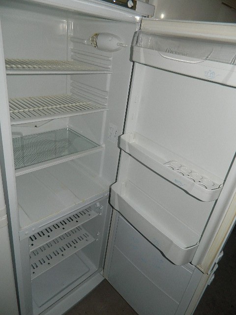 Холодильник индезит бу. Индезит холодильник 2-х камерный 185 см. Холодильник Индезит 2010.