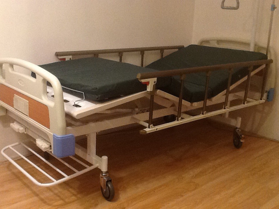 Кровать б у спб. Функциональная кровать для лежачих больных. Кровать для инвалидов. Кровать инвалидная для лежачих. Даром кровать кровать для лежачих.