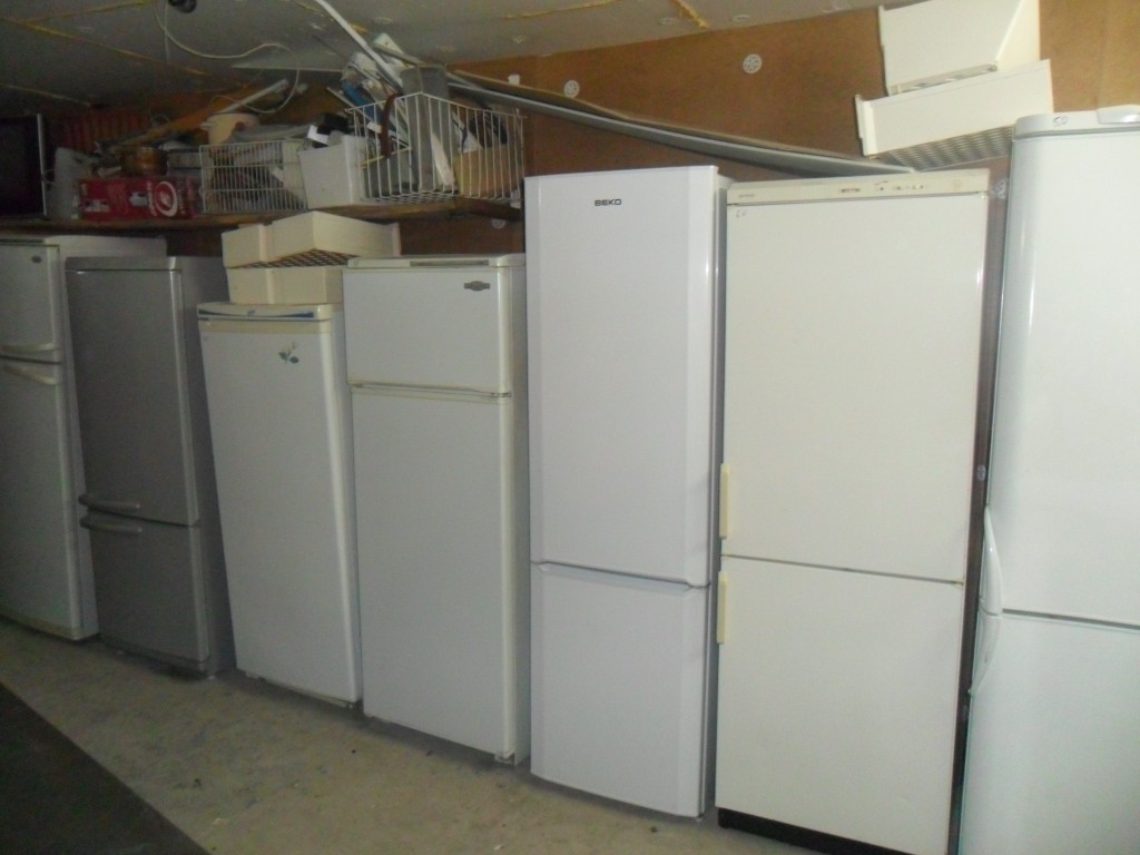 Продажа б у бытовой. Холодильник б/у. Куча холодильников. Много холодильников б/у. Продается холодильник.