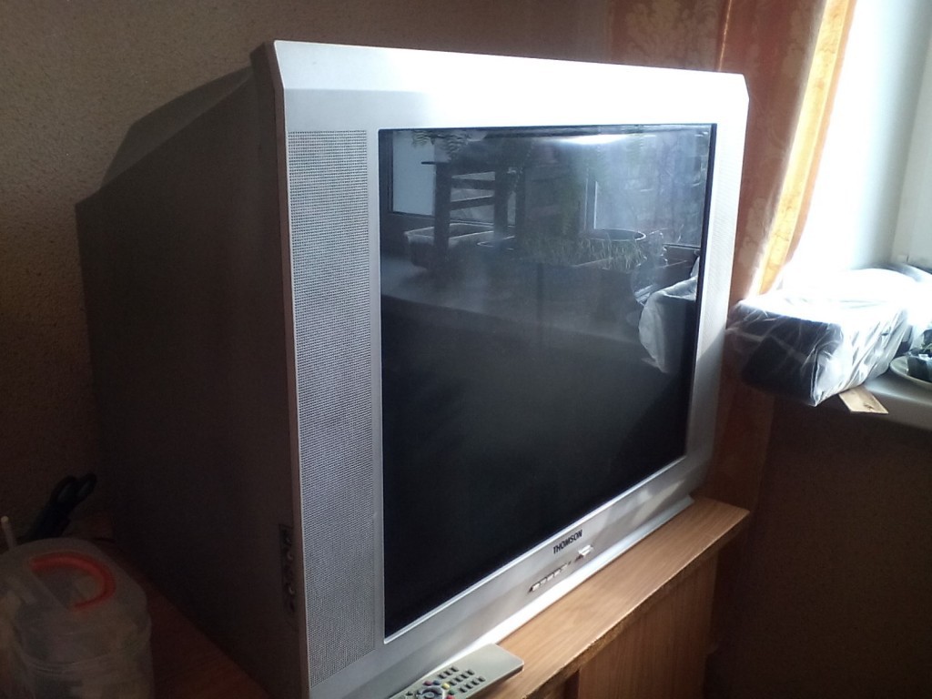 Бу телевизоры новосибирск. Телевизор Томпсон 70 диагональ. Телевизор LG CF-14f90k. LG CF-14f90k. Телевизор Томсон 90-е фото.