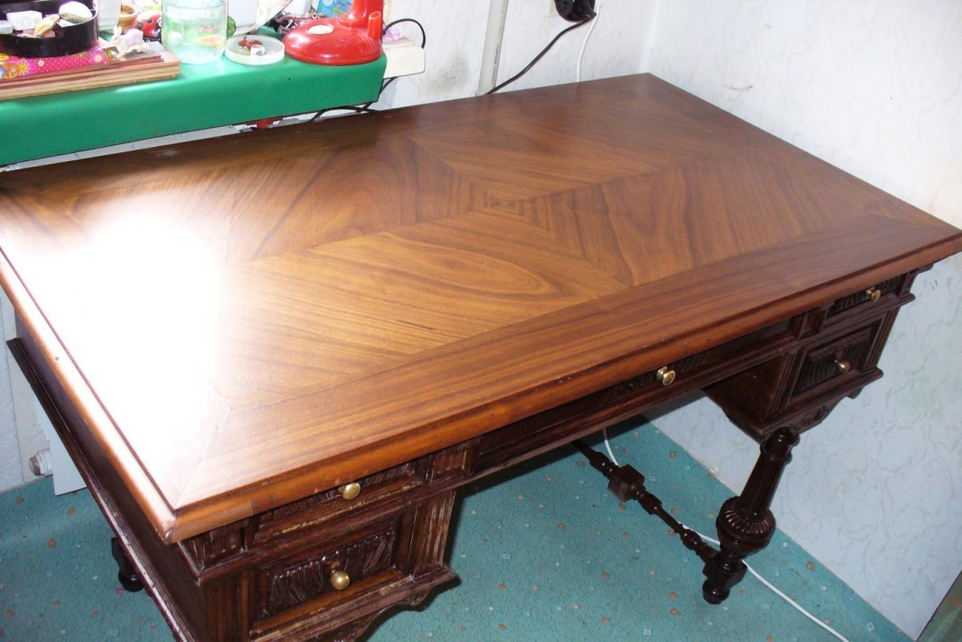 Антикварный нижний. Старинный стол. Старинный письменный стол. Раритетный стол. Антикварный письменный стол.