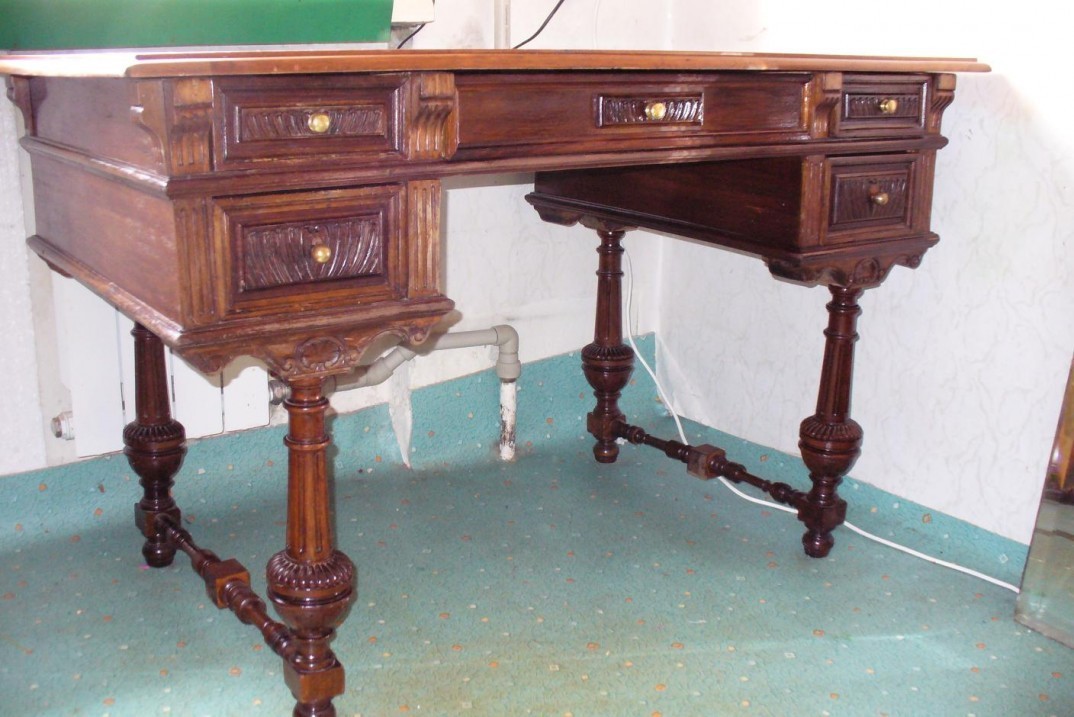 Антикварный нижний. Старинный стол. Старинный письменный стол. Антикварный письменный стол. Антикварный письменный стол 19 века.