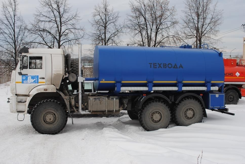 Техническая вода. КАМАЗ 6520 цистерна. Полуприцеп автоцистерна Урал. Топливозаправщик 20 куб на шасси Урал. Урал бензовоз полуприцеп.