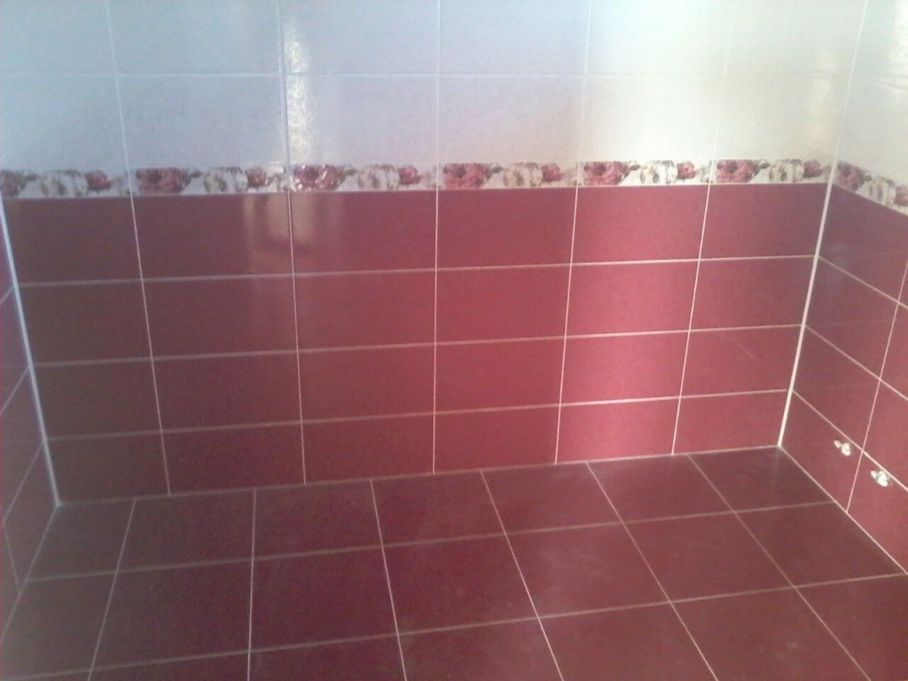 Укладка плитки в ванной plitka vanny ru. Укладка плитки в ванной. Дизайн укладки плитки. Укладка плитки в квартире. Пол и стены в ванной одной плиткой.