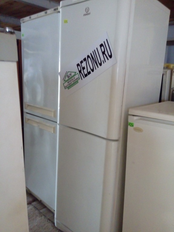 Холодильник индезит бу. 2 Метровый холодильник. Рабочий холодильник 2 метра сумма. Устройство 2-ух камерного холодильника. Как занести 2 х метровый холодильник.