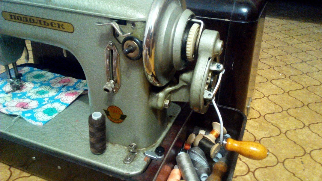 Самостоятельный ремонт швейной машинки подольск. Старинная ручная швейная машинка Орион-150. Ручной привод для швейной машинки. Швейная машина с ручным приводом. Швейная машинка механическая ручная.
