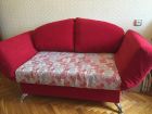 Продаю одноместный красный диван с бабочками в Санкт-Петербурге