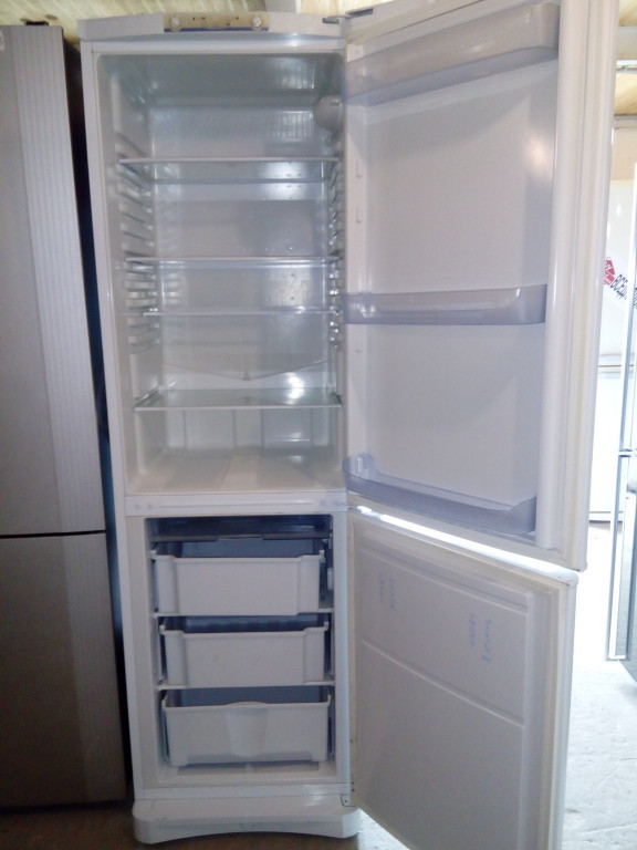 Холодильник вес кг. Холодильник Индезит 2 метра. Холодильник Индезит 185 см вес. Холодильник Атлант 2 метра. Индезит холодильник 2 метровый.