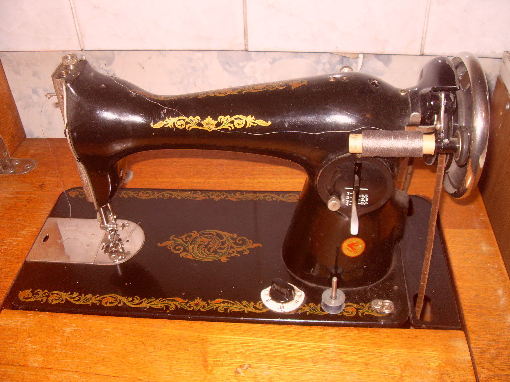 Швейные машинки бу москва. Ножная швейная машинка Подольск 2м. Продаётся швейная машинка. Подольск 2м ножная. Швейная машинка на Озон.