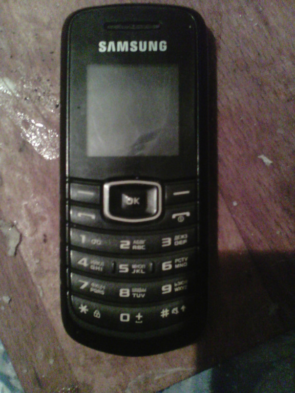 Звуки старого самсунга. Самсунг кнопочный 2006. Самсунг кнопочный 2000. Samsung старый Duos кнопочный 2006. Неубиваемый самсунг кнопочный в 2000.