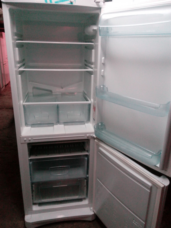 Холодильник индезит бу. Холодильник Индезит 23999. Холодильник Индезит двухкамерный 2м серый. Индезит nba18 ноу Фрост двухкамерный.