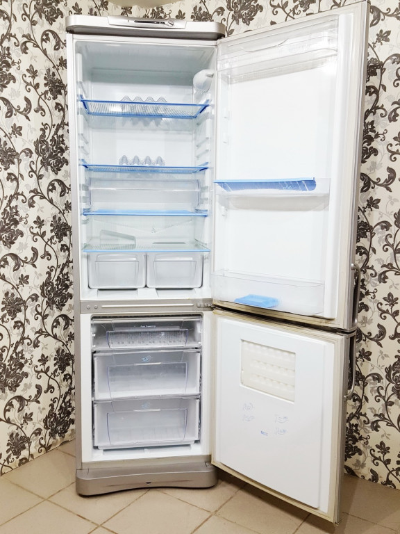 Купить недорогой холодильник индезит. Холодильник Индезит 23999. Холодильник Индезит двухкамерный 2м. Холодильник Индезит r3300 WEU. Индезит 101 холодильник.