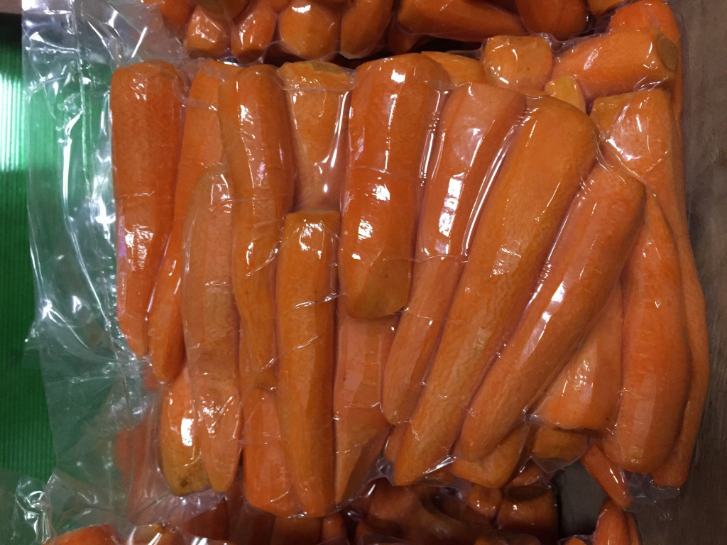 Хранение очищенных овощей. Морковь в вакууме. Морковка в вакуумной упаковке. Морковь очищенная, вакуумная упаковка. Очищенные овощи в вакуумной упаковке.