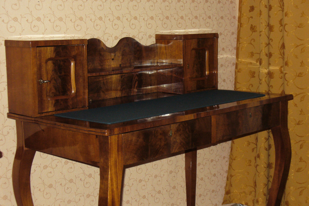 Купить нижегородскую мебель. Старинная мебель даром. Старинная антикварная мебель столы. Стол 19 века Россия. Советская мебель из красного дерева.