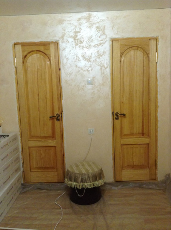 Авито двери ванна. Деревянные двери для ванной и туалета. Деревянные двери в санузел. Деревянная дверь в туалет. Деревянная дверь для ванны.