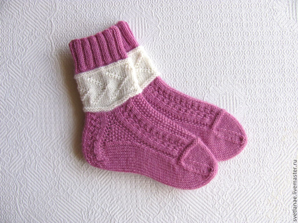 Носочки на 4 года. Вязаные носочки для девочки. Детские носки спицами. Носки детские вязаные. Детские носки вязаные для девочек.