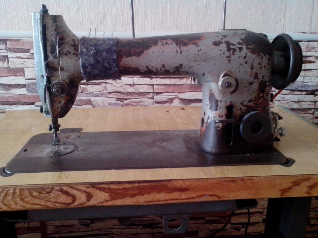 Продам швейную машинку б у. Чугунная швейная машинка. Старая чугунная швейная машинка. Барахолка по Лесосибирску Швейные машинки. Швейные машинки на продажу в Махачкале.