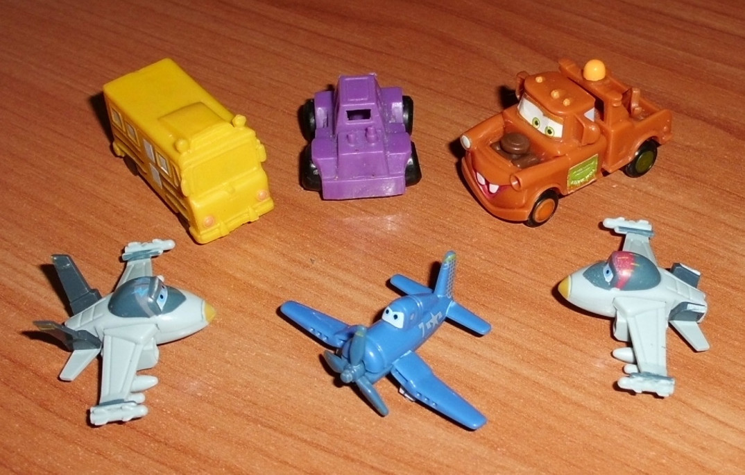 Киндер самолеты. Киндер самолетики 90е. Киндер игрушка самолет. Игрушки из киндера самолеты. Самолетики из киндера сюрприза.