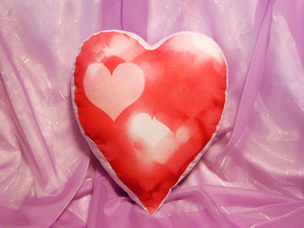 На кровати одна подушка сердце. Сувенир сердечко для любимой. Мятая подушка сердечко. Сердце на подушке картинка. Подарок с сердечками для Юлии.