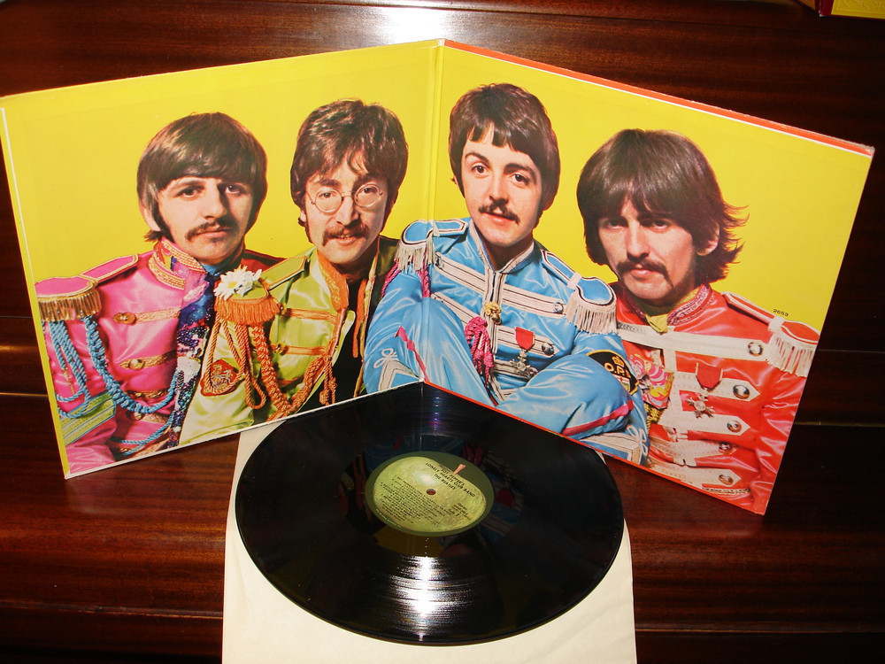 Beatles sgt pepper lonely. Beatles Sgt. Pepper's Lonely пластинка. Винил пластинка Sgt Pepper. Виниловая пластинка Битлз. Sgt. Pepper's Lonely Hearts Club Band the Beatles пластинка.