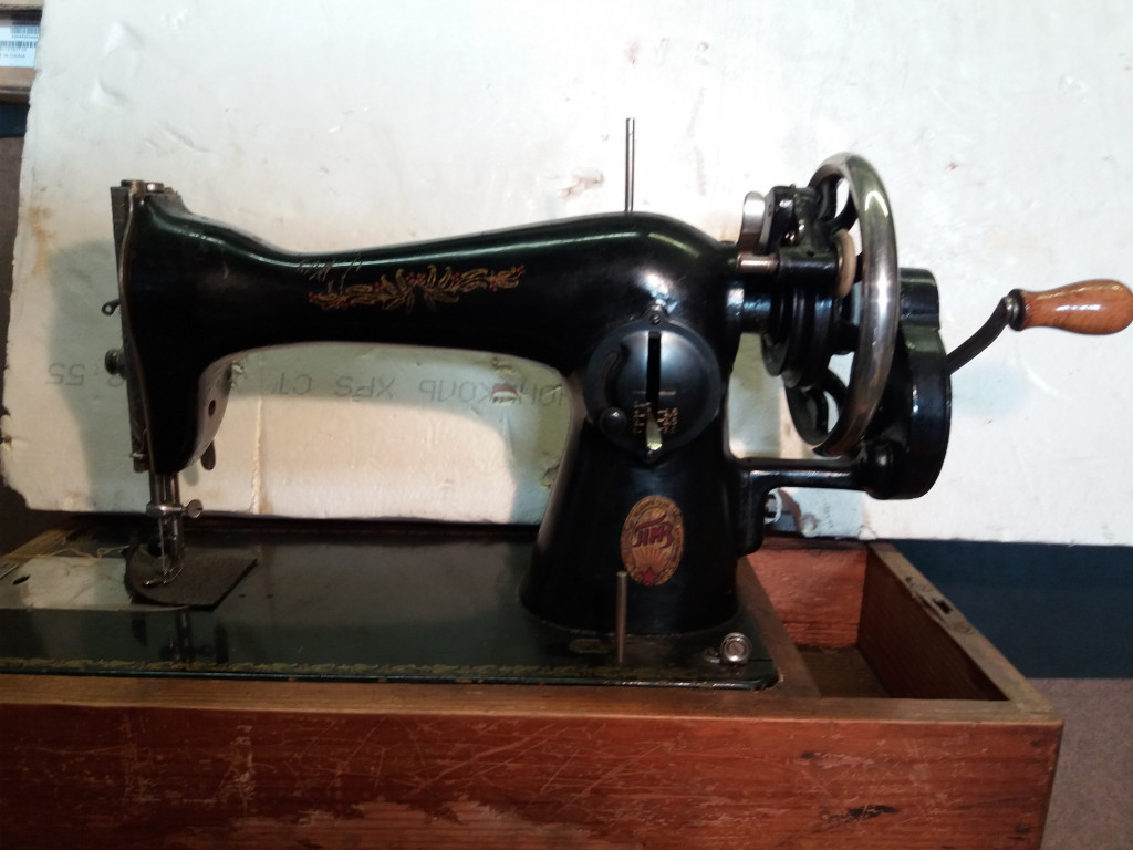 Швейная машинка зингер отзывы. Швейная машинка Зингер 19 века. Зингер 72w12. Зингер 28. Очень редкие Швейные машинки Зингер.