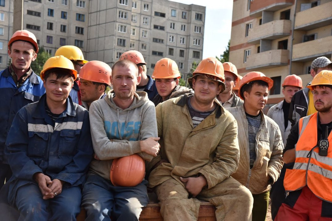 Первый строитель в россии. Строительные рабочие. Строители. Стройка и строители. Работники на стройке.