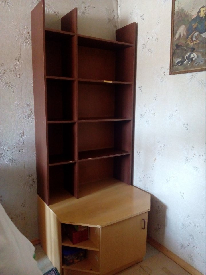 Комод и книжный шкаф в одном стиле