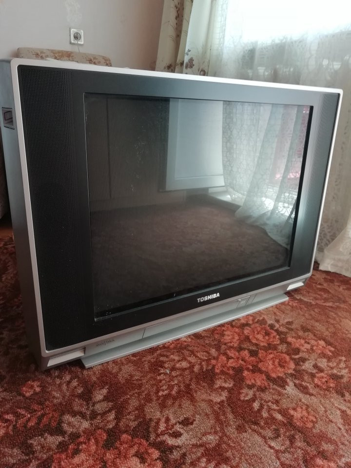 Авито куплю плоский телевизор б у. Телевизор барахолка. Телевизор Тошиба 3д. Телевизор Тошиба 17 дюймов черный не плоский. Олкс телевизор б у.