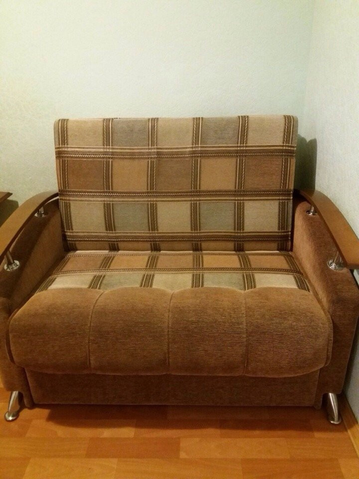 Авито диван кровать б у. Диван кровать коричневый. Диван кровать б/у. Диван с барахлом. Барахолка мебель диваны.