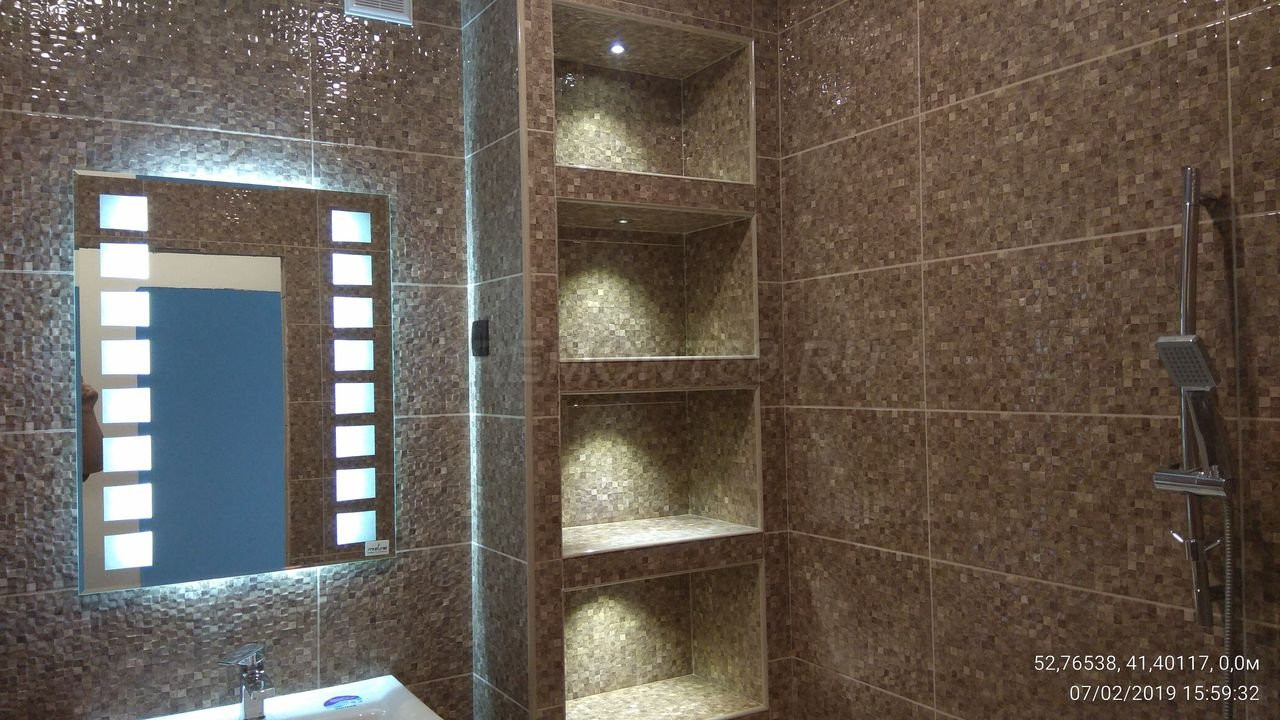 стена с полками из гипсокартона в ванной