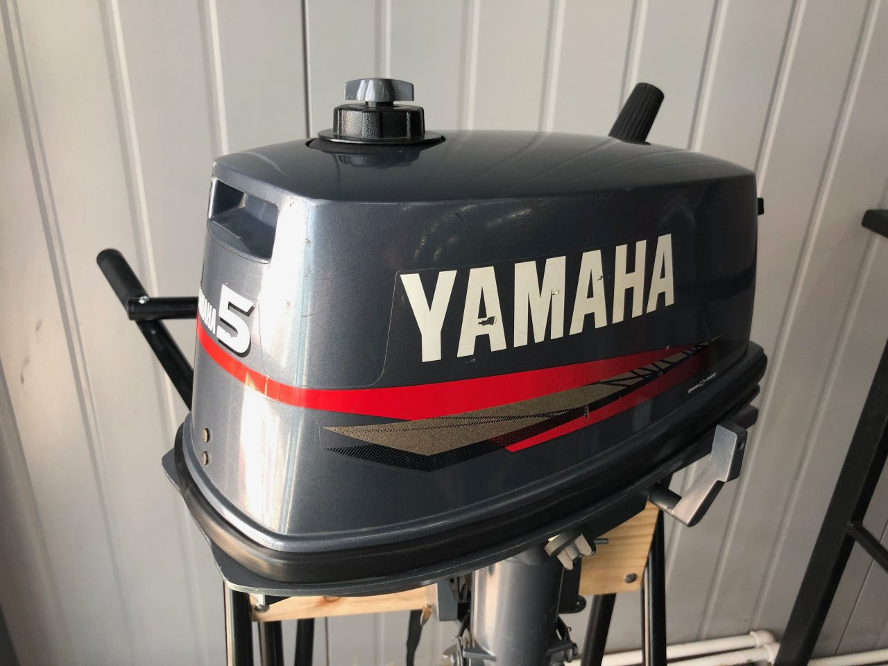 Ямаха 5 л с. Yamaha 5. Yamaha outboard лого. Yamaha logo на лодку. Yamaha 25 яхта.
