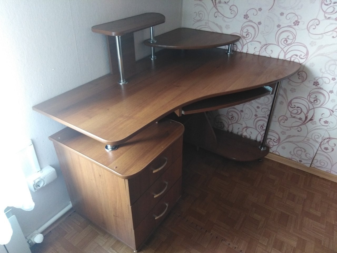 Авито краснодар столик. Компьютерный стол бу. Стол компьютерный Псков. Компьютерный стол 2005 года. Юла стол офисный.