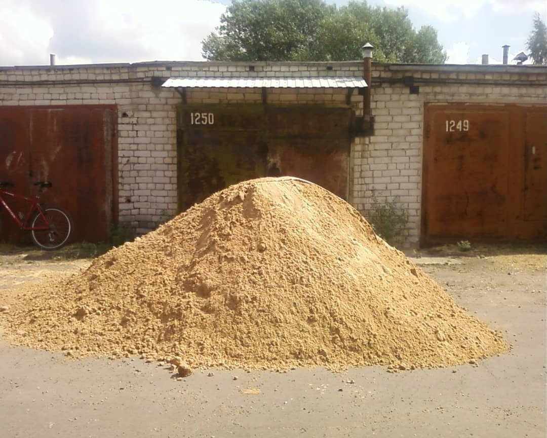 Куб песка цена московская область с доставкой. Куб песка. Куча песка. 3 Тонны песка. 2 Тонны песка.