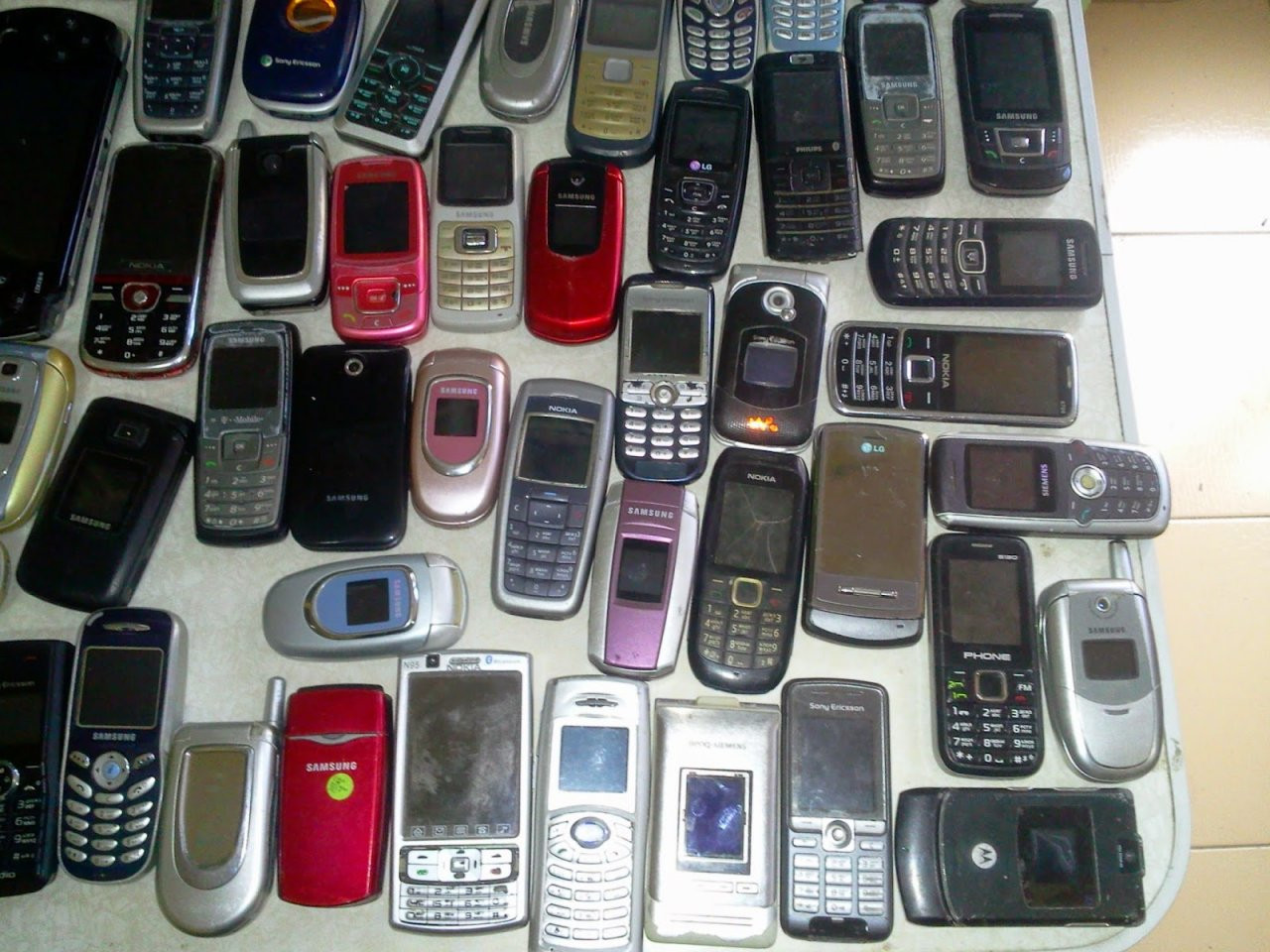 Мобильные телефоны б у. Б/У телефоны. Коллекция старых телефонов. Запчасти на мобильник. Телефон продажный.