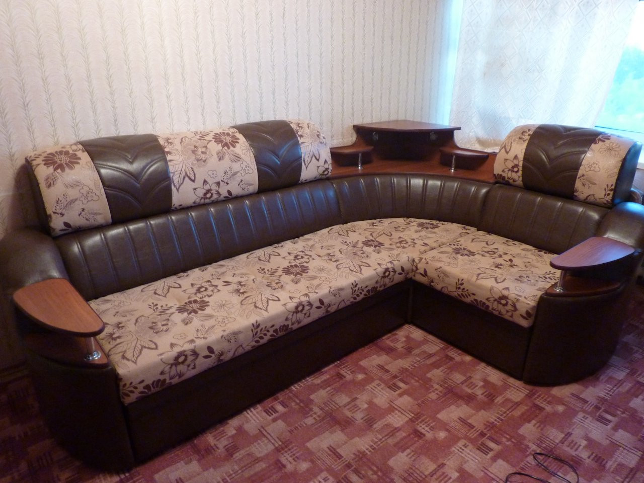 Авито брянск куплю диван б у. Барахолка мебель диваны угловые. Угловой диван б/у. Угловой диван 90х годов. Диван угловой Тюмень.