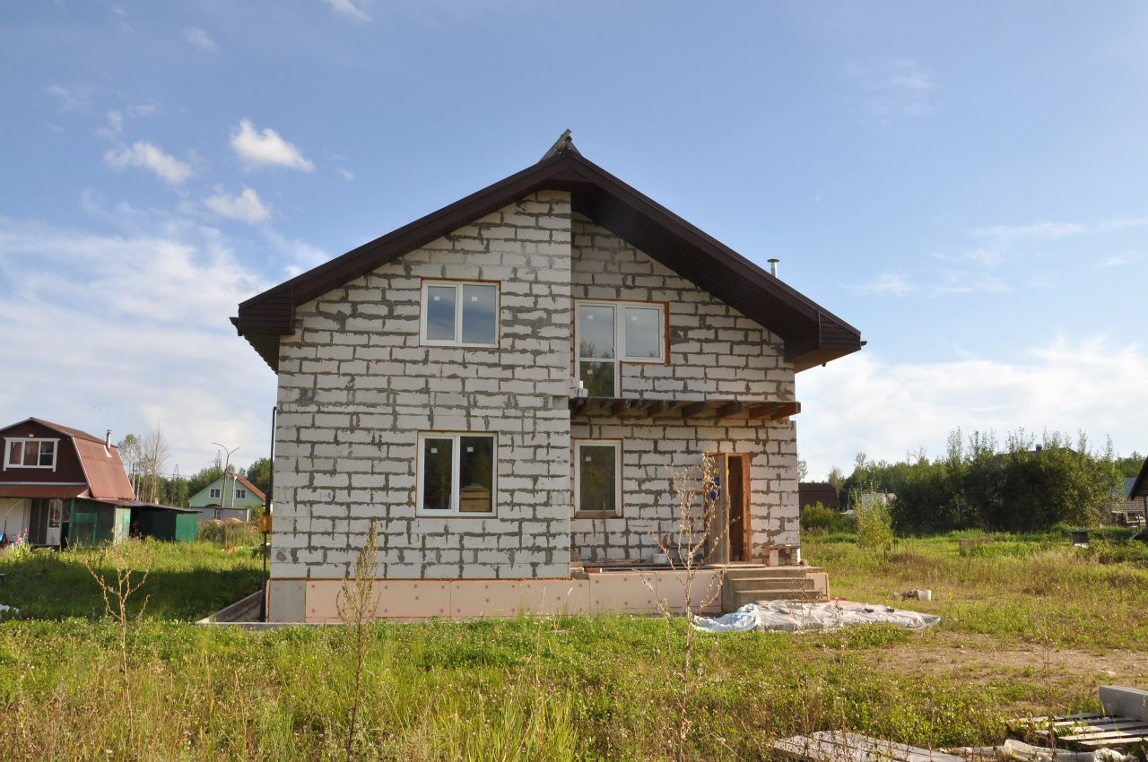 Дом в деревне новгородское. Плетниха Новгородская область. Деревня старое Ракомо Новгородской области Новгородский район. Дом в Плетнихе Великий Новгород. Кирпичный дом в Новгородской области.