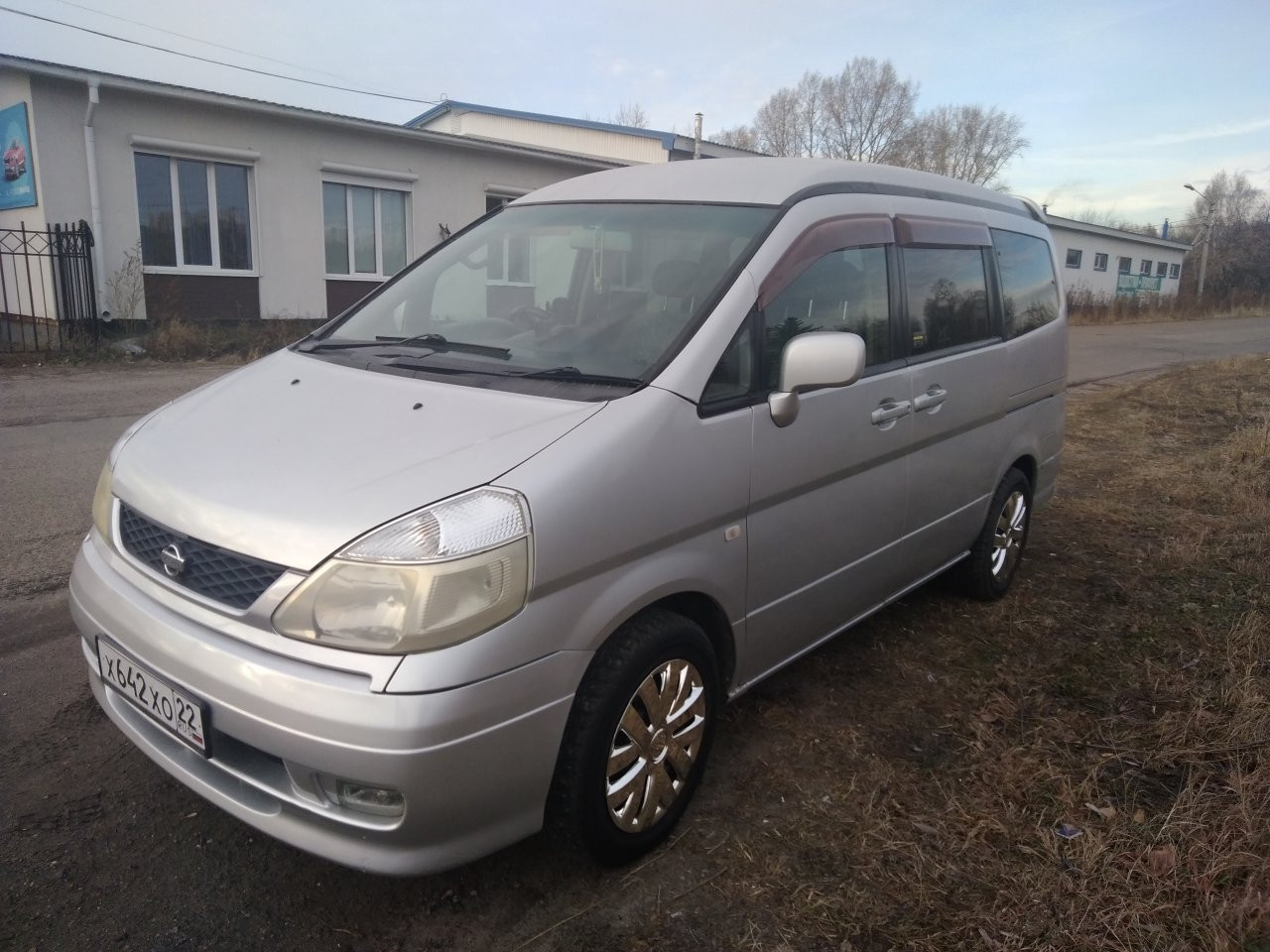 Nissan serena 2000 года